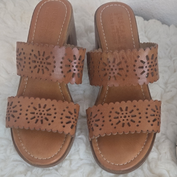 Elegant Tan Leather Sandals - Picture 1 of 4